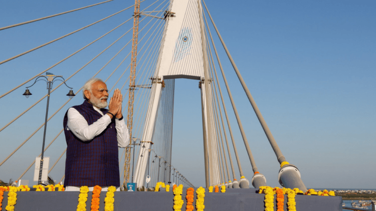 भारत के  प्रधान मंत्री नरेंद्र मोदी ने केबल आधारित भारत के सबसे लंबे पुल ‘सुदर्शन पुल’ को राष्ट्र को समर्पित किया
